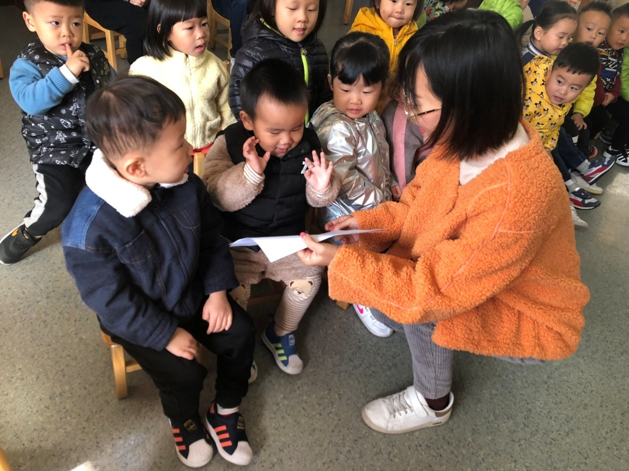 香蕉和苹果——托二班家长助教活动 - 多彩的一天 - 杭州市上城区三新幼儿园
